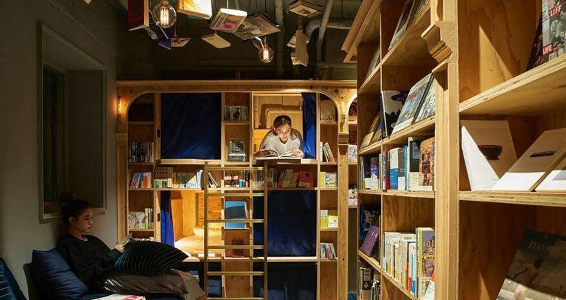 هتل کتابخانه‌ای در ژاپن که در هر ساعت از شبانه‌روز برای شما کتاب سِرو می‌کند